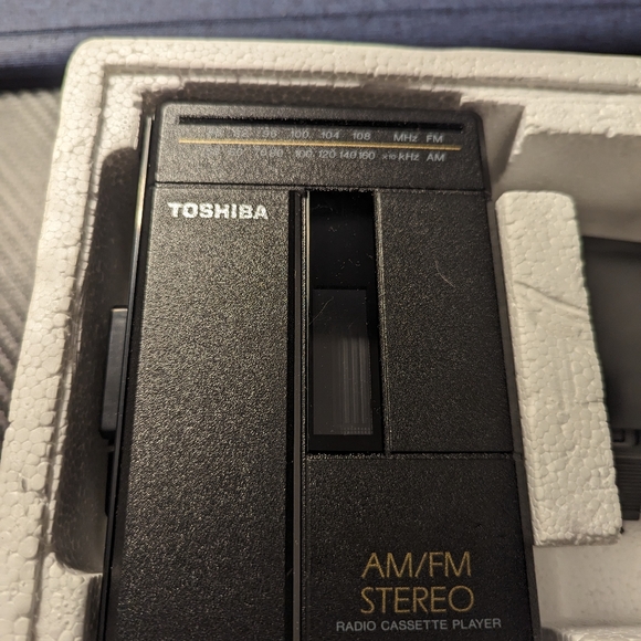 Toshiba KT-4019 Cassette Player - Picture 8 of 10